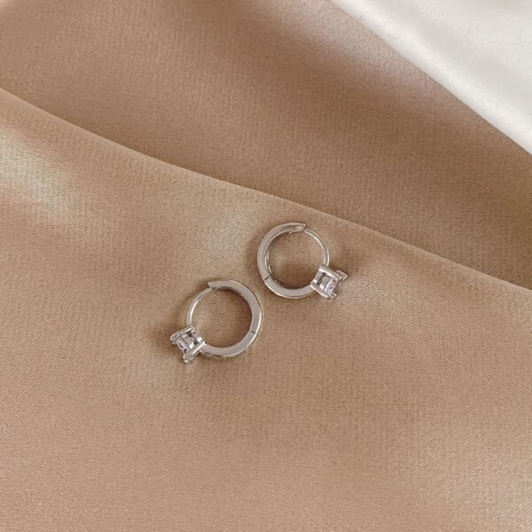 Elegant Golden Micro-inlaid Four-claw Round Earrings - Image 3