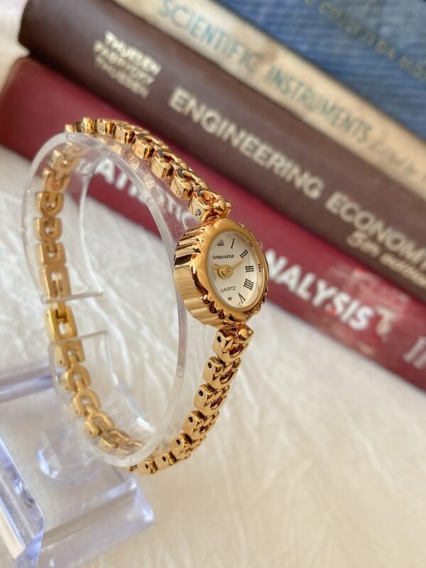 Casual Retro Bracelet Quartz Women's Watch - Image 4