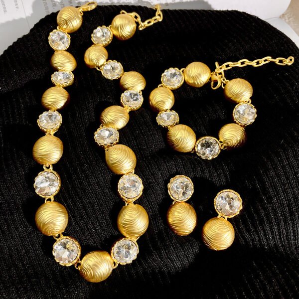 GenZ Women's Light Luxury Elegant Gold Necklace Middle-ancient Clavicle Chain - Image 3